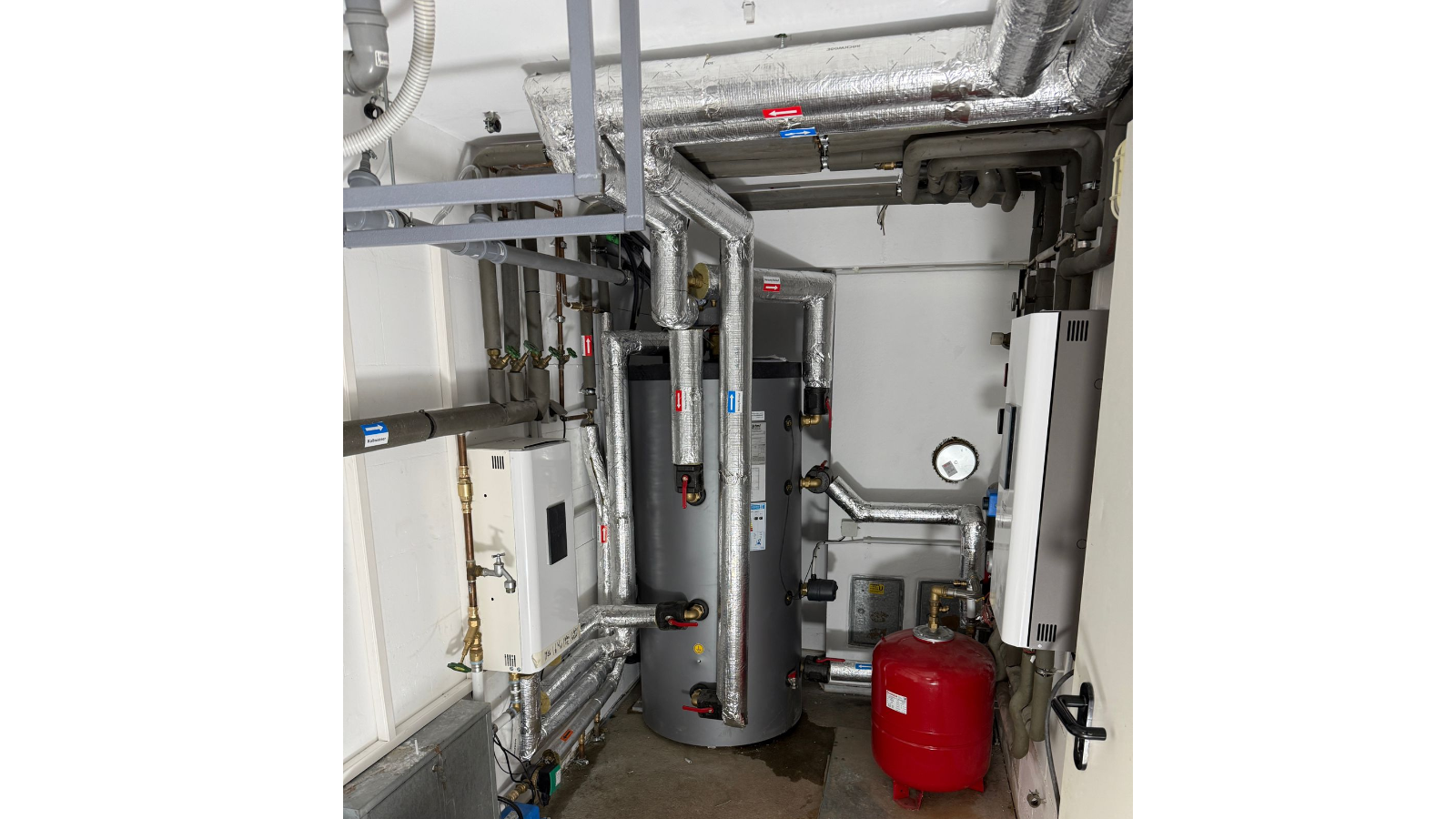 tempries Wärmepumpenraum mit Pufferspeicher